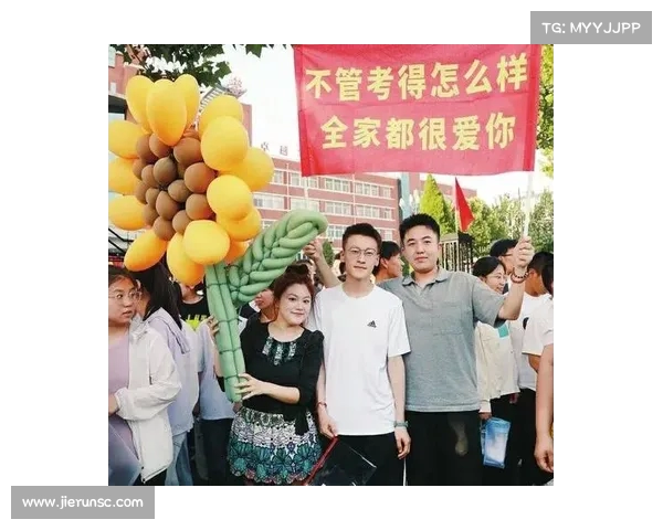 高考,妈妈奖励现金,女儿成绩公布后立马取钱兑现(高考妈妈的奖励兑现图) 高考,妈妈奖励现金,女儿成绩公布后立马取钱兑现(高考妈妈的奖励兑现图)